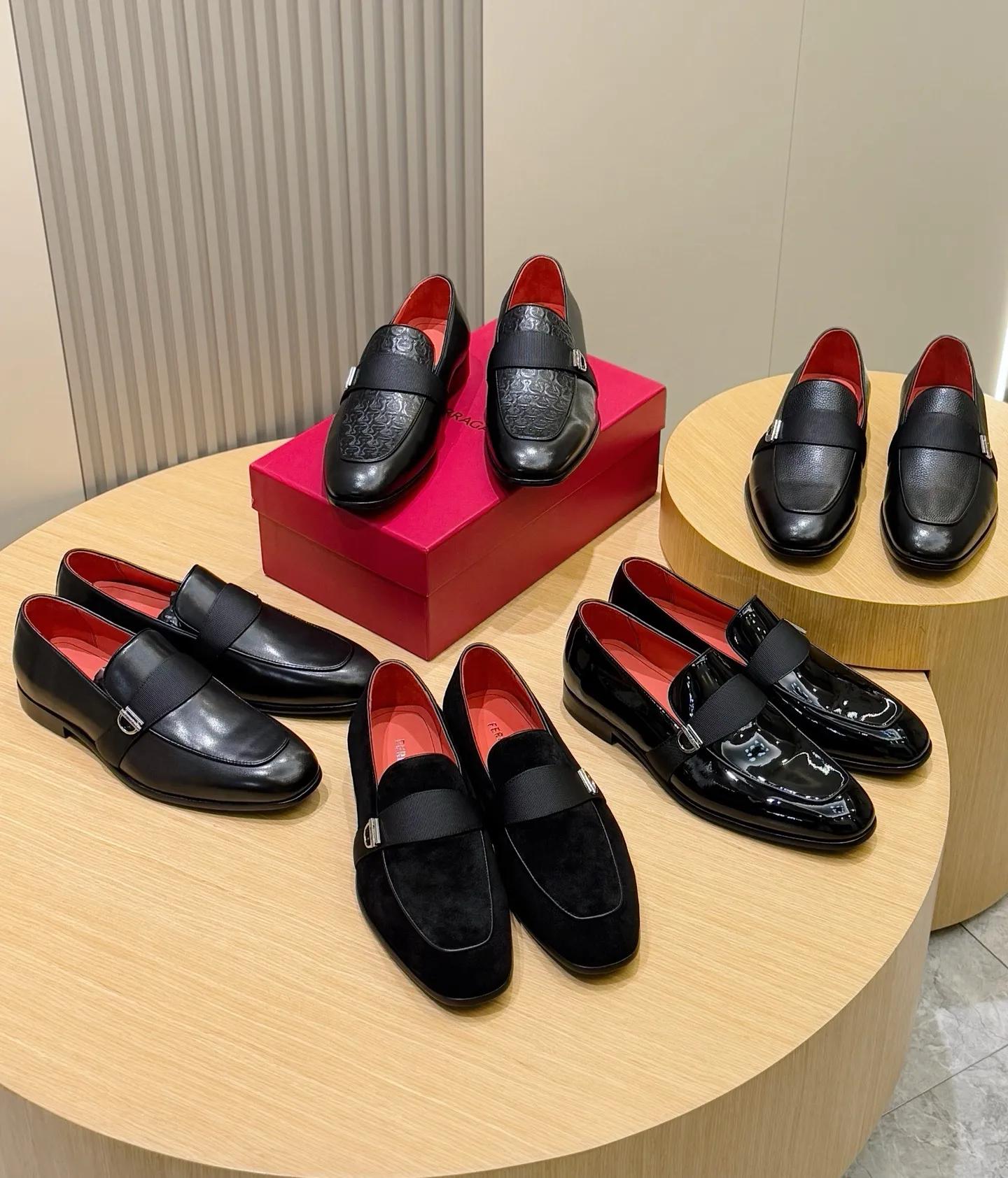 [Ferragam] Top P: 960💰 Size: 39-44 (38. 45.46 can be customized) Ferragamo Gancini buckle moccasins. These men's loafers are exquisite and gorgeous, with shiny patent leather uppers that highlight urban style. The almond-shaped toe adds a stylish touch, with three-dimensional stitching around the upper and contrasting tubular piping for a unique silhouette. The shoes are exquisitely crafted, with grosgrain ribbons and metallic Gancio buckles adding a classic touch, complementing the contrasting red accents. Finished with a slim leather sole. Imported cowhide upper + cowhide lining + genuine leather outsole.